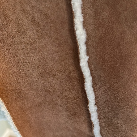 Old Navy sherpa lined vest like new. On trend - Picture 5 of 7